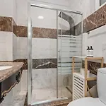 Spacious 2br At Square شقة *