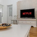 Spacious 2br At Square Bukarest