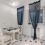 Spacious 2br At Square