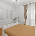 Spacious 2br At Square * بوخارست