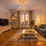 Spacious 2br At Square شقة