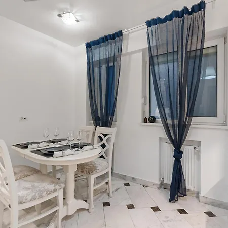Spacious 2br - Square, Center
