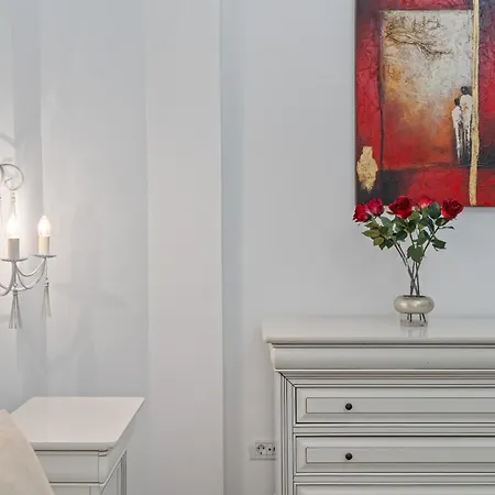 Spacious 2br At Square דירה *