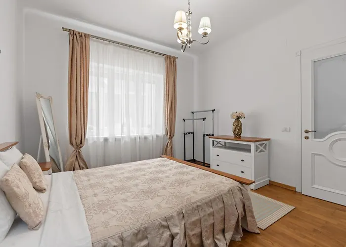 Spacious 2br At Square Apartment *