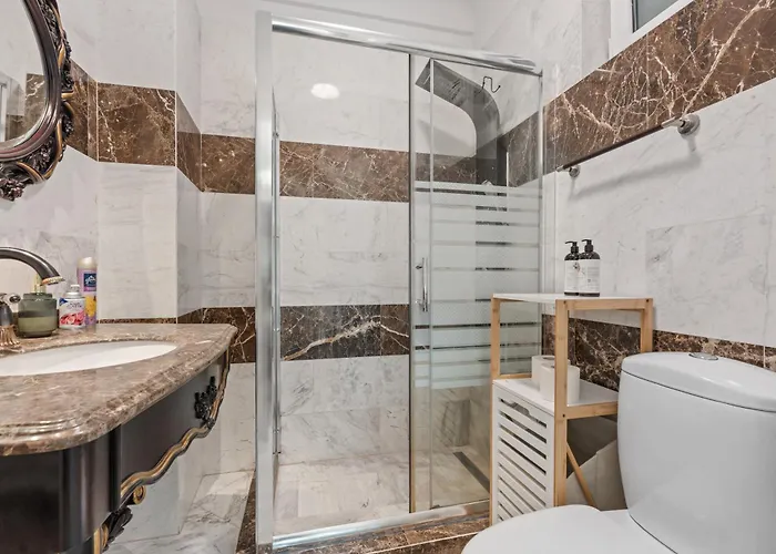 Spacious 2br At Square דירה *