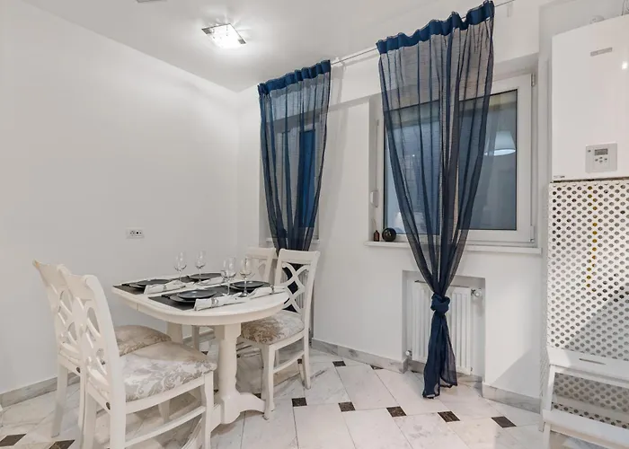 Spacious 2br At Square