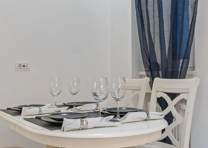 Spacious 2br At Square