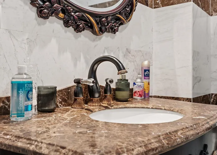 Spacious 2br At Square בוקרשט