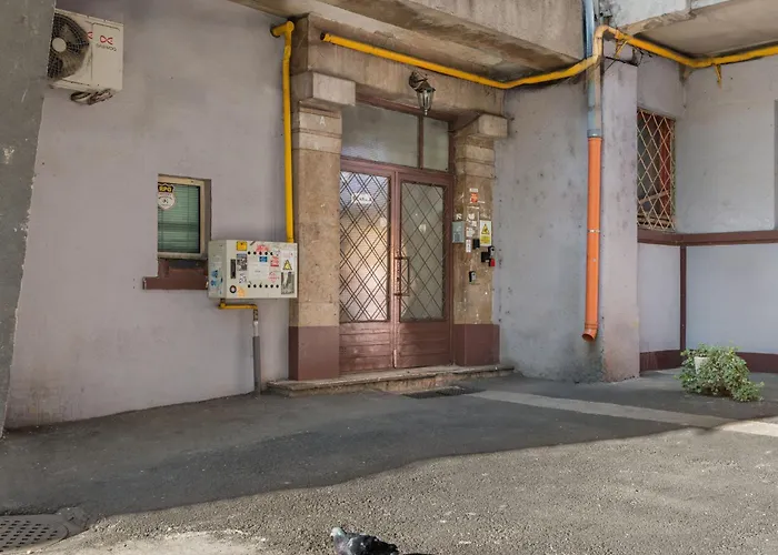 Spacious 2br At Square דירה *