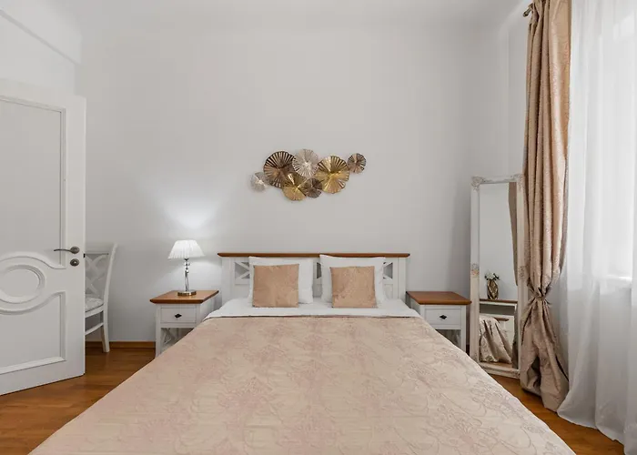 Spacious 2br At Square