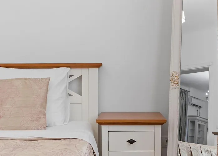 Spacious 2br At Square דירה