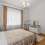 Spacious 2br At Square Lägenhet *