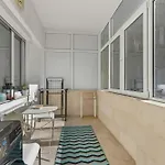 Spacious 2br At Square Lägenhet *