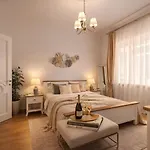Spacious 2br At Square Lägenhet