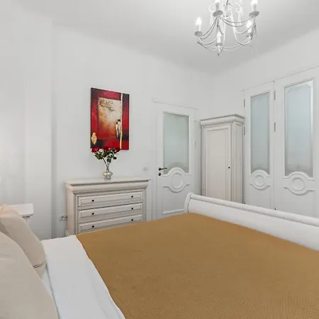 Апартаменти Spacious 2br - Square, Center *