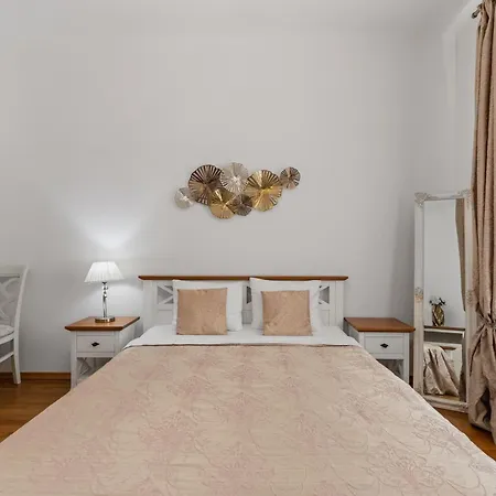 Spacious 2br - Square, Center