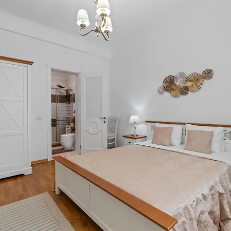 Spacious 2br - Square, Center Apartamento